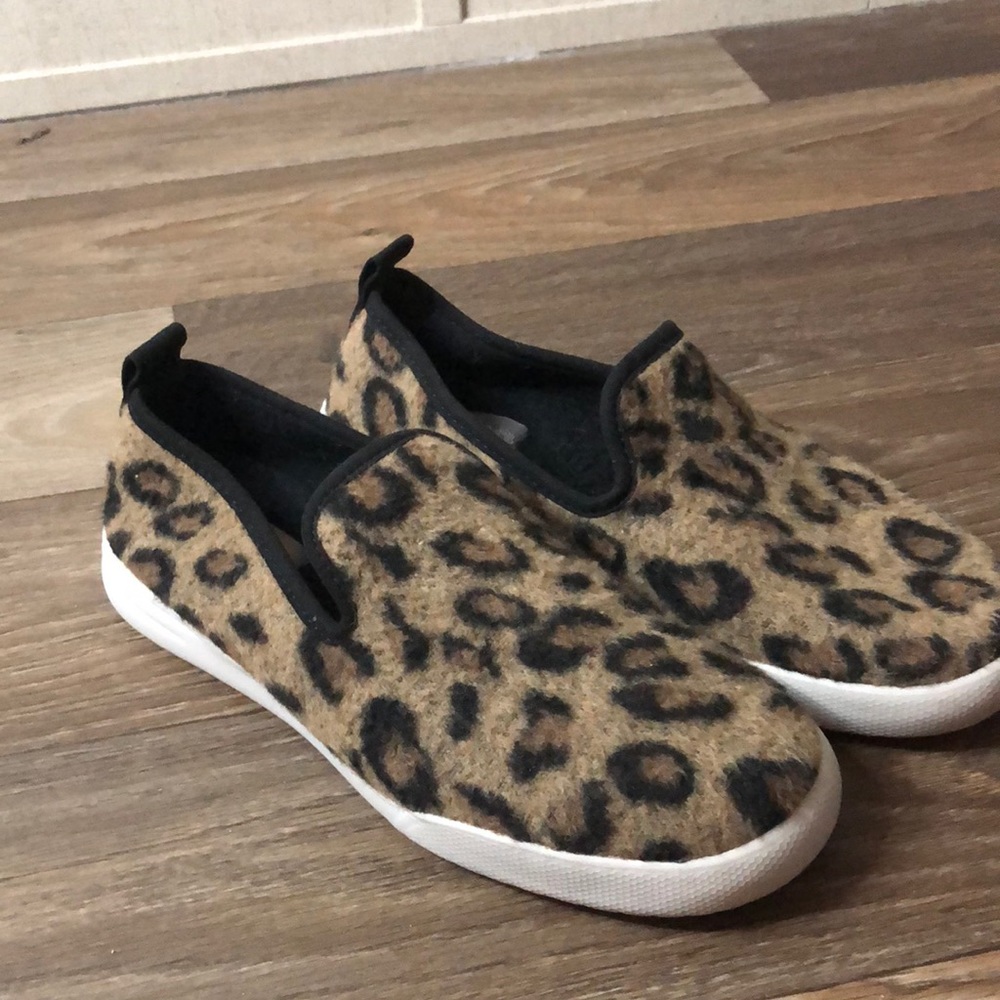 Susina cheetah fuzzy slide on flats size 6